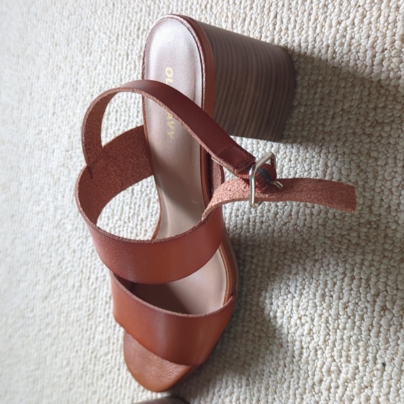 Size 8 old navy block heel sandals - Picture 2 of 3